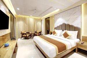 新德里Hotel Krishna Plaza New Delhi - 'Free Railway Station Pickup'的酒店客房 - 带一张床和用餐室