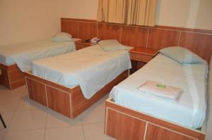 圣保罗孔戈尼亚斯酒店的一间设有两张床的房间,内配电话