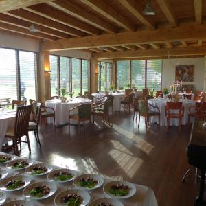 Oud-Gastel鲁金博夫住宿加早餐旅馆的用餐室,配有餐桌和盘子