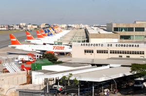 圣保罗孔戈尼亚斯酒店的停在机场的一排飞机