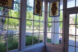 塞伦踏脚石旅馆的建筑里的一个窗户,有彩色玻璃窗