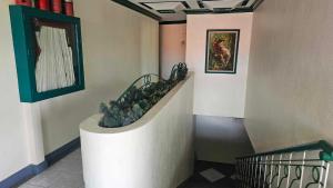 第波罗Green Mellow Court的走廊上设有楼梯,墙上挂有绘画作品