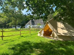 圣利法尔Grand tepee glamping pour 2的围栏旁田野上的帐篷