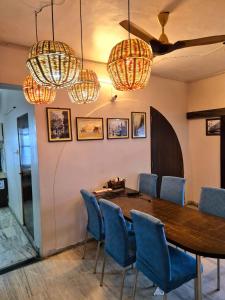 Bohemian Backpackers Kolkata的休息区