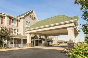 皮奥里亚Country Inn & Suites by Radisson, Peoria North, IL的酒店前方的 ⁇ 染