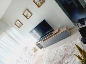 哈博罗内AGM Suites的客厅设有壁挂式平面电视。
