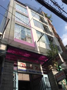 胡志明市Thanhha Guesthouse At Bui Vien Walking Street的前面有标志的建筑