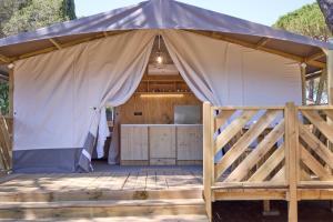 卡帕尔比奥Costa D'Argento - Camping Village Club Capalbio的帆布帐篷 - 带木甲板