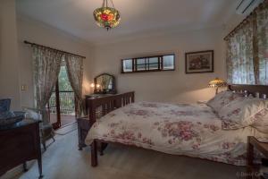 布里斯班格罗夫庄园酒店的一间卧室设有一张大床和一个窗户。