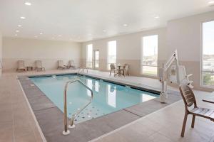 Mountain GroveComfort Inn & Suites US-60的一座配有桌椅的酒店游泳池