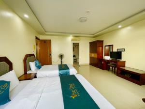 吉婆岛Hai Long Boutique Hotel Catba Center的酒店客房设有两张床和电视。