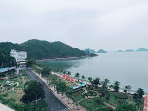 吉婆岛Hai Long Boutique Hotel Catba Center的水体旁街道的景色