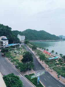 吉婆岛Hai Long Boutique Hotel Catba Center的水边街道的空中景观