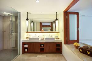 勒吉安The Magani Hotel and Spa的浴室设有2个水槽和镜子