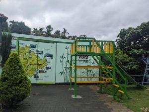 瓦亚纳德Wayanad Vista Service Apartment的大楼前带滑梯的游乐场