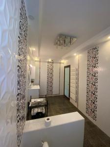 奥托佩尼Ami Residence Bucharest Airport,Therme&FREE PARKING Otopeni的浴室配有白色浴缸和镜子