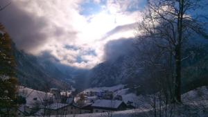 布兰德Alpina Central的雪覆盖的山中小镇的景色