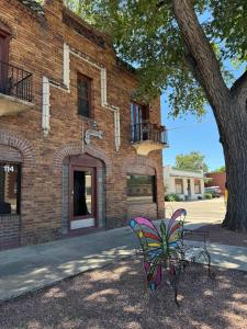 普韦布洛The Lofts on Colorado, 114A的楼前树下的长凳