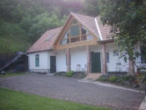 MatrakeresztesBoróka Vendégház的一间白色的小房子,有 ⁇ 帽屋顶