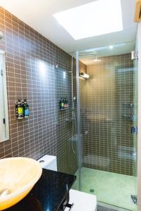 巴拿马城La Concordia - Boutique Hotel的浴室设有玻璃淋浴间和卫生间