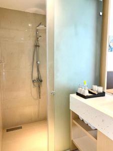 Thôn Hòa ÐaArena Cam Ranh Beach Resort的带淋浴和盥洗盆的浴室
