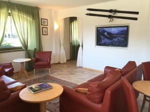 摩德纳迪-坎皮格里奥RTA托雷德布伦塔酒店的客厅配有沙发、椅子和桌子