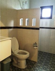 蔻立达查顿度假村的一间带白色卫生间的浴室和窗户。