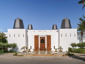 阿加迪尔Sofitel Agadir Royal Bay Resort的一座建筑前面有喷泉