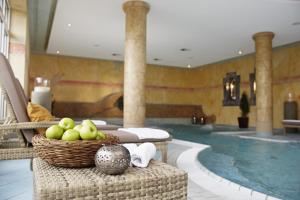 韦斯特尔堡Lindner Hotel Wiesensee的酒店客房带游泳池以及水果篮