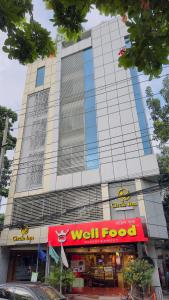 达卡Hotel Grand Circle Inn的前面有一间食品店的建筑