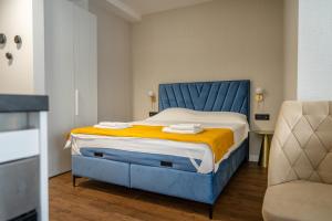 贝尔格莱德Kondina Suites的一张带蓝色床头板的睡床
