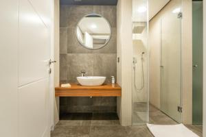 贝尔格莱德Kondina Suites的一间带水槽和镜子的浴室