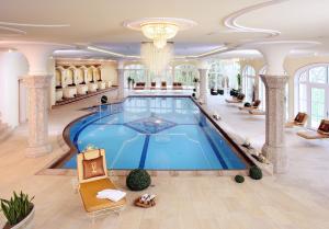 埃普芬多夫德拉什豪夫酒店的一座带大堂的大楼内的大型游泳池