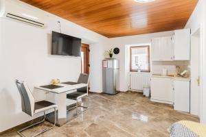 博维茨Apartmaji Mausi的厨房配有书桌和冰箱。