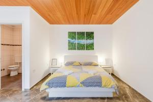 博维茨Apartmaji Mausi的一间卧室设有一张床和一个窗口