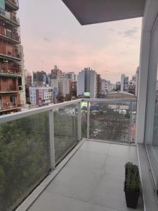 布宜诺斯艾利斯Cerca de River Plate Nuevo, luminoso, comodo!的市景阳台