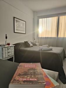 布宜诺斯艾利斯Cerca de River Plate Nuevo, luminoso, comodo!的小房间设有两张床和一张桌子及四柱床