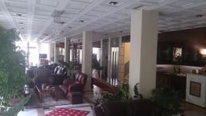 兹拉马Hotel Villa Tasko的大楼内客厅配有沙发和椅子