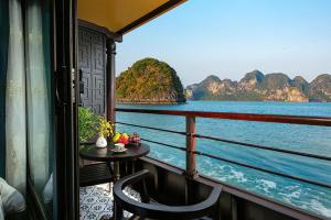 下龙湾Ha long & Lan Ha Bay cruise 2 Days 1 Night from Hanoi的阳台配有桌子,享有水景