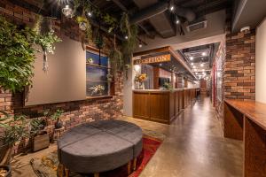 京都Wise Owl Hostels Kyoto的走廊,带酒吧和凳子的餐厅