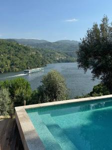 Paços de GaioloQuinta da Ribeirinha - Douro River的河景游泳池