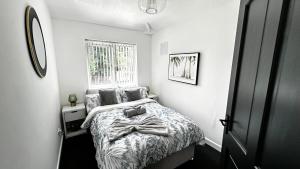 伯明翰Cosy 3 bed Home near NEC & BHX的一间小卧室,配有床和窗户