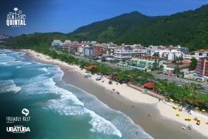 乌巴图巴HOSTEL QUINTAL GUEST Ubatuba - PG的享有海滩的空中景致