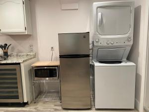 旧金山Charming 3BR 1BA Apt in Mission的厨房配有冰箱和微波炉。