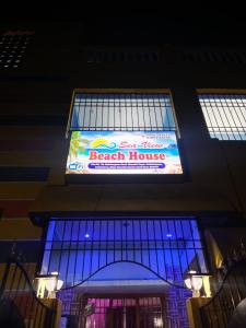 蓬蒂切里Sea View Beach House的建筑物一侧的海滨房屋标志