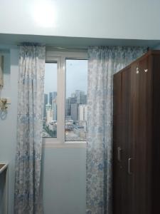 马尼拉GM Staycation的客房设有市景窗户。