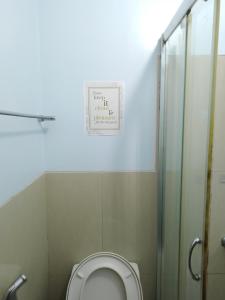 马尼拉GM Staycation的一间带卫生间和玻璃淋浴间的浴室