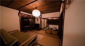 周参见町Rural house for rent - Vacation STAY 18282v的一间带床和灯的客厅