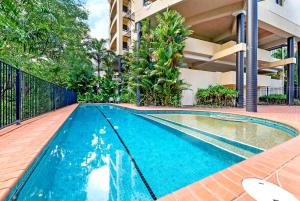 达尔文Oceanview Tropical - A Top End Poolside Oasis的公寓大楼游泳池的图片