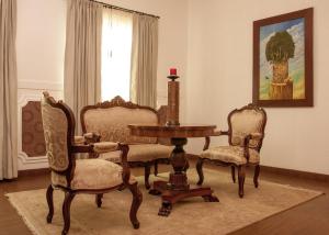 瓜亚基尔总统精品酒店的一间带桌子和两把椅子的用餐室